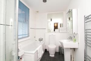 A bathroom at Riverside Channel5 "Holidays Homes in the Sun" Featured Central Canterbury Cottage with Free Parking