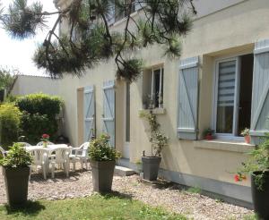 una casa con mesa y sillas en el patio en Baie de Somme Cayeux sur mer, en Cayeux-sur-Mer