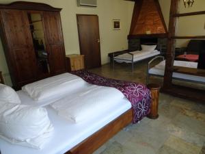 een slaapkamer met 2 bedden in een kamer bij Hotel & Weinstube Restaurant Filling in Frankenthal