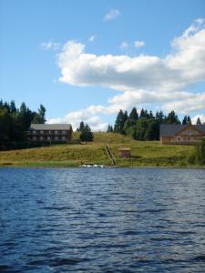 una vista de un lago con una casa en el fondo en Vershina Seligera, en Svapushche