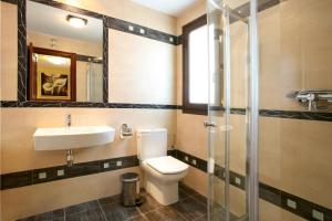 A bathroom at Hostal Rodri