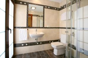 A bathroom at Hostal Rodri