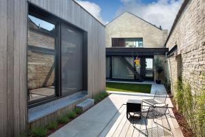 a patio with two chairs and a table next to a building at B&B Snooz Inn in Ghent