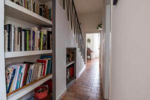 un corridoio con librerie piene di libri di B&B Giorni Dipinti a Firenze Altre 23 foto