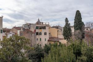 un gruppo di edifici su una collina alberata di B&B Giorni Dipinti a Firenze