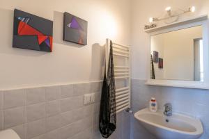 un bagno con lavandino e specchio di B&B Giorni Dipinti a Firenze