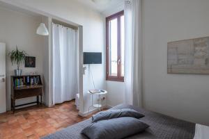 una camera da letto con un letto, una finestra e un tavolo di B&B Giorni Dipinti a Firenze
