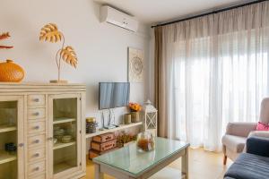 a living room with a tv and a couch and a table at Costa Africana in Vejer de la Frontera