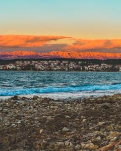 - une vue sur la plage au coucher du soleil dans l'établissement Apartment Manda, à Zadar