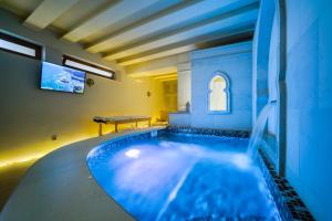 ein großer Swimmingpool in einem Raum mit einem Tisch in der Unterkunft Rozmari and Spa in Agia Galini