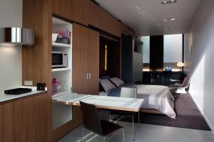 een slaapkamer met een bed en een bureau in een kamer bij B&B Snooz Inn in Gent