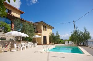 una piscina frente a una casa en Madonna del Carmine, en Palazzone