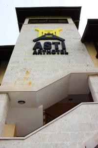 un panneau sur le côté d'un bâtiment dans l'établissement Asti Arthotel, à Sinemorets