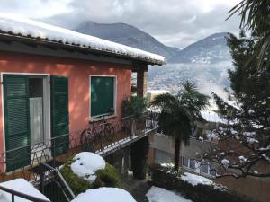 uma casa com varanda na neve em casa nico em Lugano