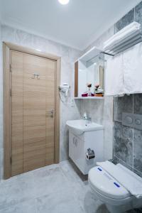 Ένα μπάνιο στο ATAM HOTEL +51 φωτογραφίες