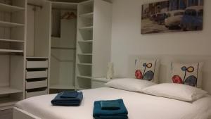 GaréoultにあるAppartement Vue Montagneのベッドルーム1室(ベッド1台、タオル2枚付)