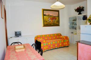 リド・マリーニにあるCasa Vacanza BERMUDAのリビングルーム(ソファ、テーブル付)