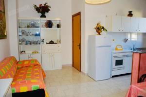 リド・マリーニにあるCasa Vacanza BERMUDAのキッチン(白い冷蔵庫、コンロ付)