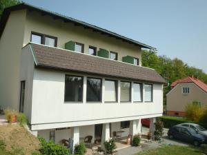 una casa bianca con tetto marrone di Haus Camelia a Bad Tatzmannsdorf
