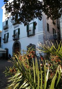 ein weißes Gebäude mit Pflanzen davor in der Unterkunft Il sorriso in Salerno