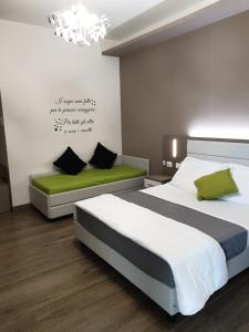 1 dormitorio con 2 camas y lámpara de araña en GFH - Hotel Sole Resort & Spa, en Marotta