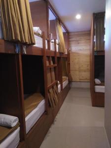 um quarto com vários beliches em Made House Homestay and Dormitory em Sanur