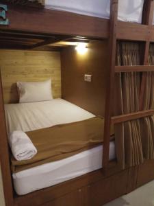Un pat sau paturi într-o cameră la Made House Homestay and Dormitory