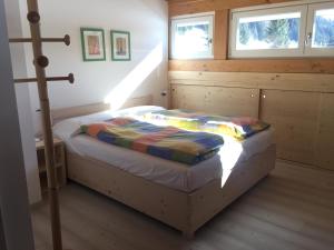 una camera con un letto in una cabina di legno di Agriturismo Moiè a Comèlico Superiore