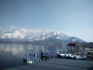 Fotografija u galeriji objekta Houseboat Young Snow View Front Line Dal Lake u gradu Srinagar