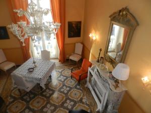 ein Wohnzimmer mit einem Tisch und einem Spiegel in der Unterkunft Bigo Guest House in Genua