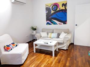 - un salon avec un canapé et une table dans l'établissement Vivo Apartments, à Athènes