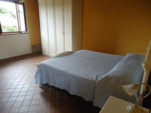 ein Schlafzimmer mit einem weißen Bett in einem Zimmer in der Unterkunft Monte A Pescia in Pescia