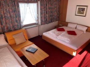 Postel nebo postele na pokoji v ubytování Hotel Garni Bergwelt