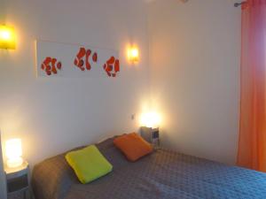 a bedroom with a bed with two pillows and two lights at ALMA in Conca