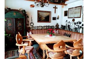 jadalnia z drewnianym stołem i krzesłami w obiekcie Pension Charlotte w mieście Bad Gastein