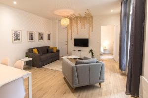 sala de estar con sofá y TV en Appart So Good Proche Gare et Tramway Balcon - Leenhardt 2, en Montpellier