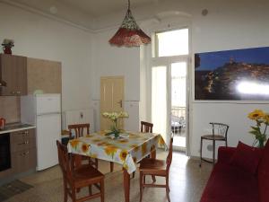 una cucina e una sala da pranzo con tavolo e sedie di Casa Vacanze La Terra dei Briganti a Matera