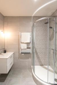 y baño con ducha y lavamanos. en Appart So Good Proche Gare et Tramway Balcon - Leenhardt 2, en Montpellier