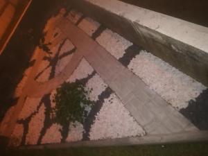 un piso con una pintura de jirafas en él en Casa Nogueira, en Travancinha