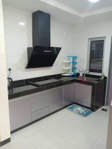 Kuchyň nebo kuchyňský kout v ubytování Sekinchan Paddy via Seaview Home 高楼 看海 稻田 民宿