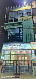 un edificio alto con un cartel en el costado en Jayaram Residency Tirupathi, en Tirupati