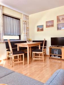 TV a/nebo společenská místnost v ubytování Haus Alpenrose