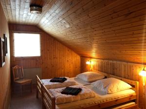 een slaapkamer met 2 bedden in een houten kamer bij Ferienhaus Brittsbo in Ramvik