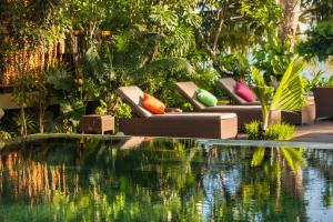 En hage utenfor Dhevatara Beach Hotel