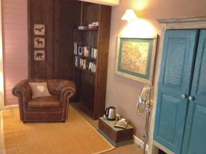 sala de estar con silla y estante para libros en B&B Rossociliegia en Castelbianco