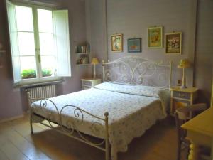 ein Schlafzimmer mit einem weißen Bett und einem Fenster in der Unterkunft B&B Rossociliegia in Castelbianco