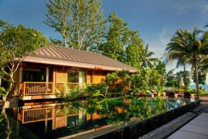 En hage utenfor Dhevatara Beach Hotel