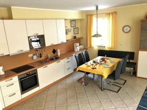 eine Küche mit Tisch und ein Esszimmer in der Unterkunft Amselstern Binz in Binz