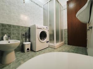 Ένα μπάνιο στο Appartamenti Le Terme +33 φωτογραφίες