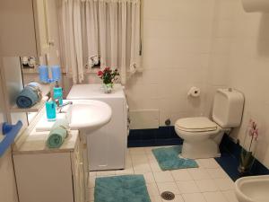 Un baño con un inodoro blanco y un lavabo. en Taormina Mare Piscina Fondachello, en Fondachello 16 fotos más